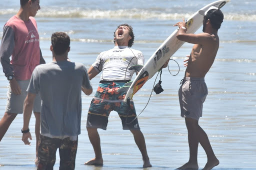 Citações Emblemáticas de Surfistas para Inspirar sua Jornada nas Ondas!